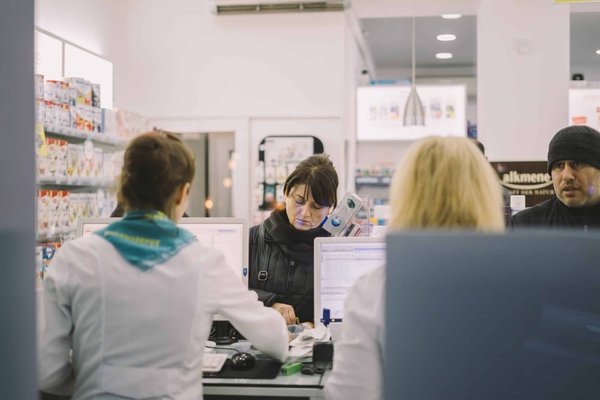 Quels sont les services uniques offerts par les pharmacies ?